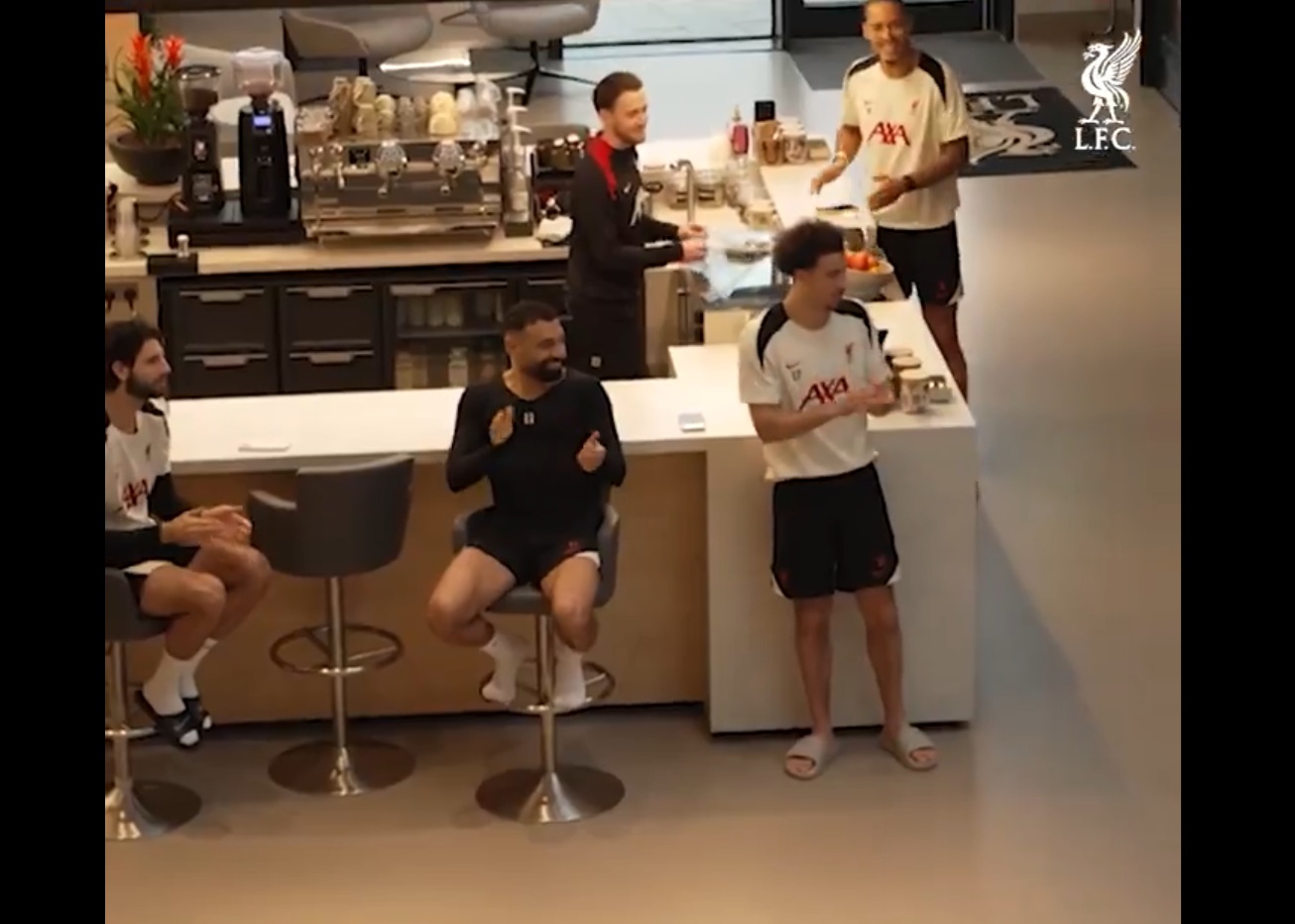 كودي خاكبو يستفز محمد صلاح: سرقت كأسك يا مو
