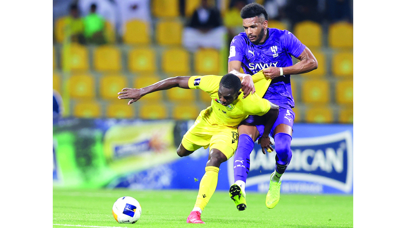 لاعب الوصل سياكا سيديبي يتعرض للإعاقة من مدافع الهلال علي البليهي. تصوير: سالم خميس