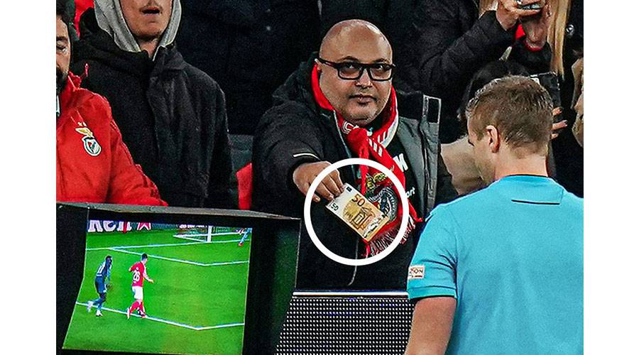 مشجع لفريق بنفيكا يتصدر منصات التواصل الاجتماعي بعد محاولة رشوة حكم
