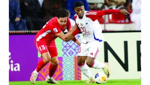 مباراة شباب الأهلي والشارقة انتهت بالتعادل 1-1. تصوير: سالم خميس