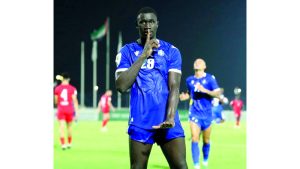 لاعب فريق العربي محمد ديوب. من المصدر
