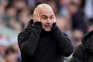 غوارديولا يشعر بالضغط مع اشتعال الصراع في الدوري الإنجليزي
