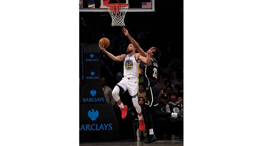 دوري الـ «NBA».. كوري يسجل 40 نقطة في سلة بروكلين ونتس
