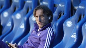 Real Madrid's Luka Modric on the bench before the La Liga match against Deportivo Alaves at the Estadio Mendizorroza, Vitoria-Gasteiz, Spain, April 13, 2025. (Reuters Photo)