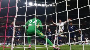 رعب Onana ، Matic's Jab ، Drama Drama Headline Wild European Night
