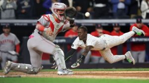 يتحول Chisholm إلى الصفحة بعد المقعد ، ويوفر Yankees في اللعبة 2
