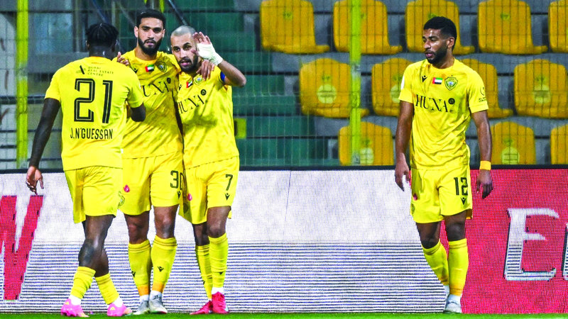 لاعبو الوصل يحتفلون بالفوز على عجمان. تصوير: باتريك كاستيلو